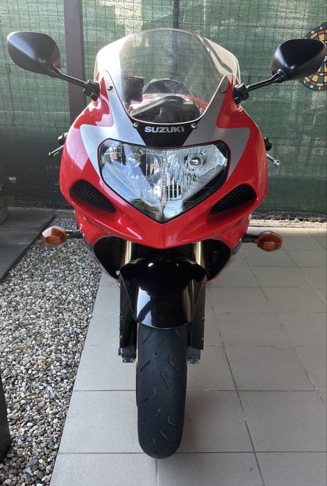 Suzuki GSX-R 1000 conditii showroom