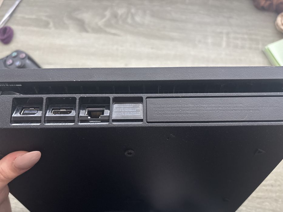 •	PlayStation 4 500GB + контролер – перфектно състояние