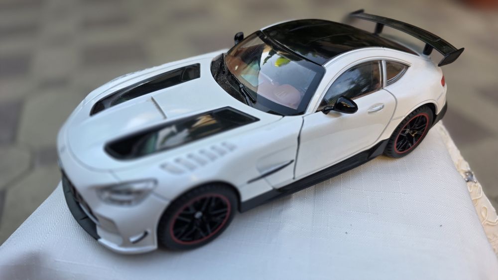 коллекционная модель автомобиля Mercedes-AMG GT. мастаб 1:18