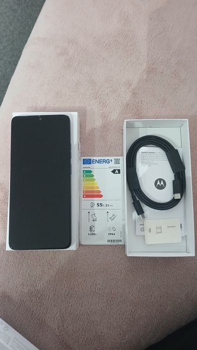 Vand 4 telefoane moto g06 noi