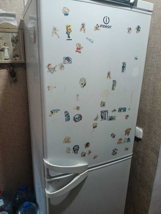 Продам на запчасти холодильник indesit.