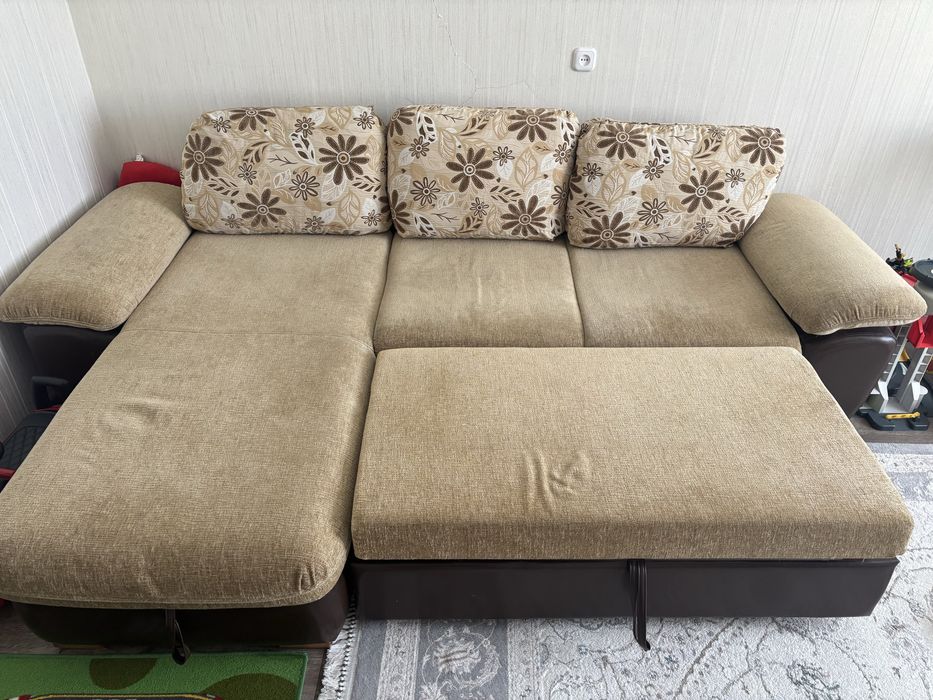 Диван с оттоманкой