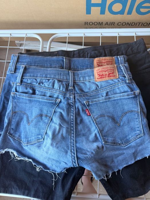 Продавам комплект от 7 чифта къси дънкови панталони на Levi's. Идеални за лятото!