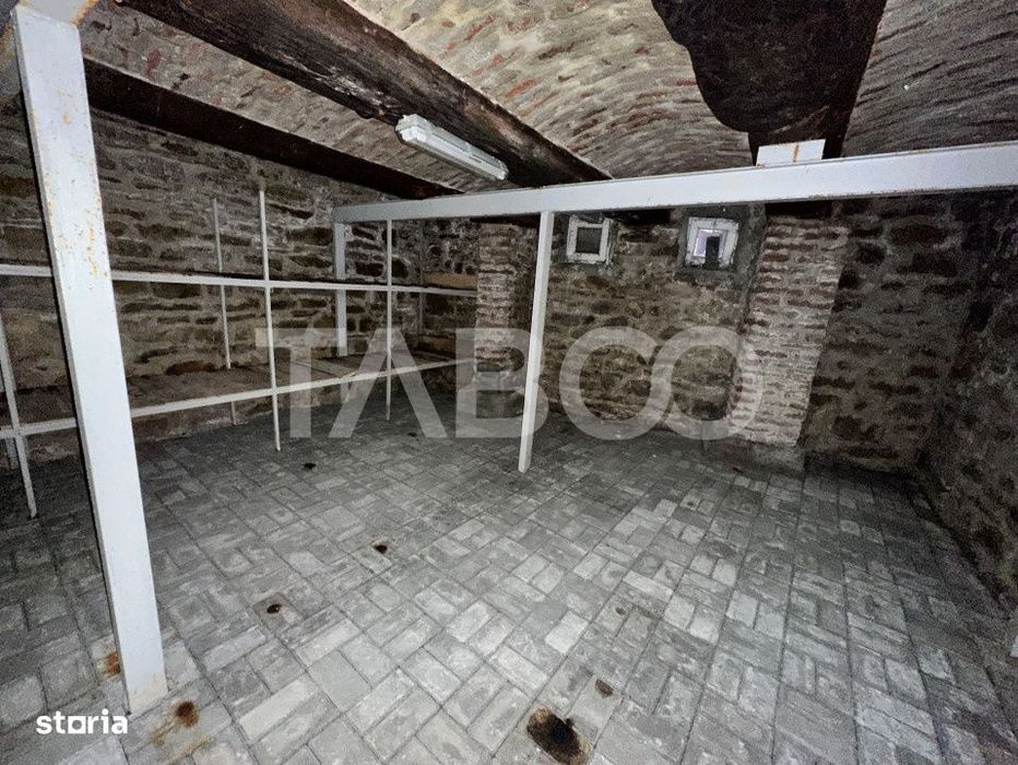 Casa familiala pentru locuit sau vacanta , spatioasa si confortabila .