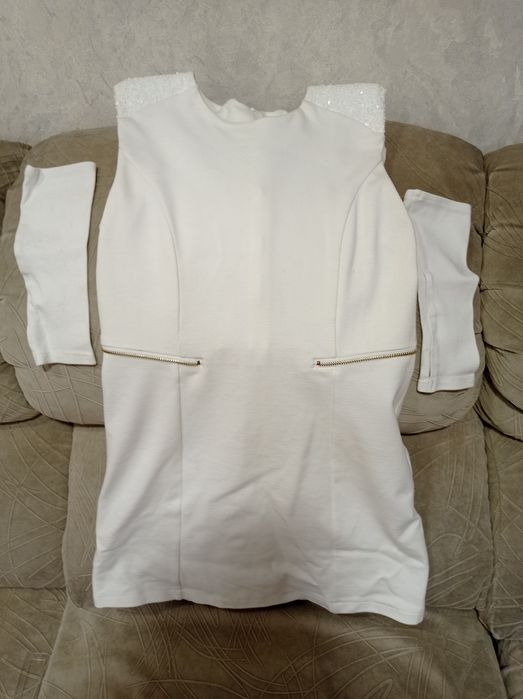 Платье белое для девочки. На 10-11 лет.