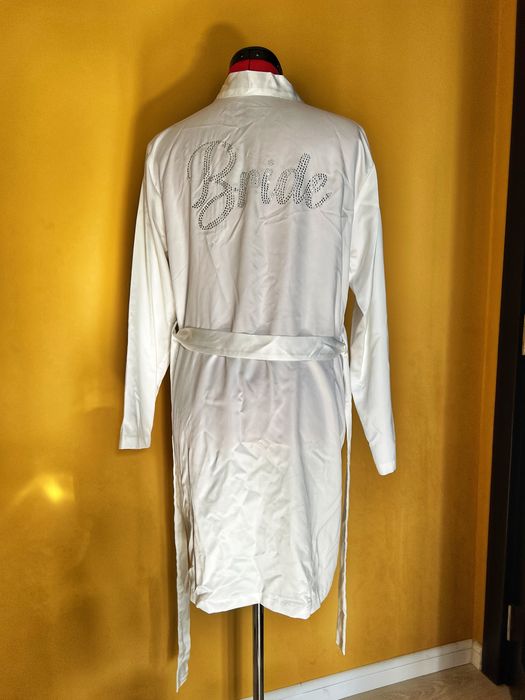 Rochie alba geanta halat accesoriu păr mireasă