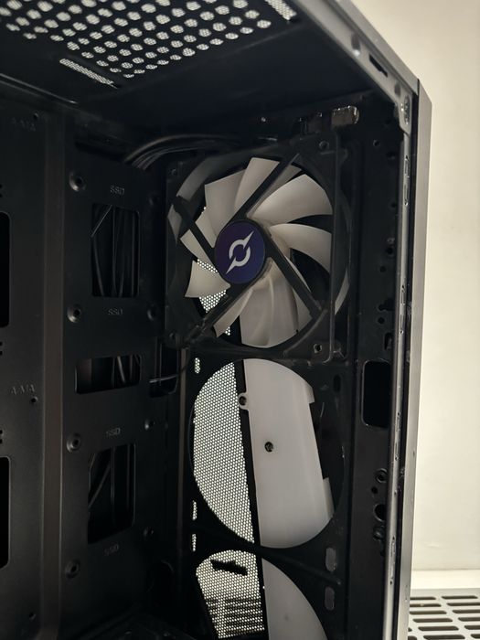 Carcasă PC nJoy Motion cu RGB – airflow bun, ideală pentru gaming
