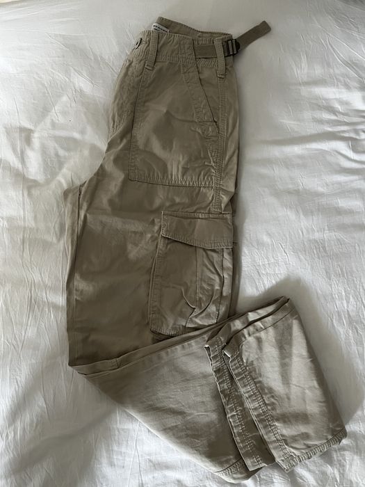 Бежов карго панталон – удобен и стилен