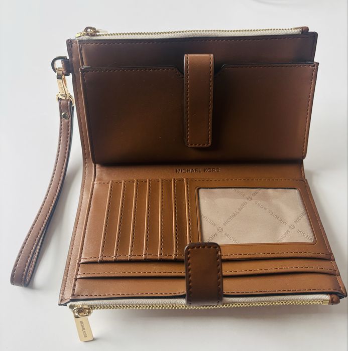 Красив и практичен портфейл Michael Kors