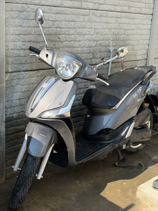 Scuter Piaggio Liberty S baterie noua  49cc se poate conduce cu B ul se poate inmatricula urme de utilizare