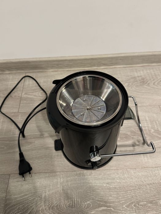 Vând storcator de fructe