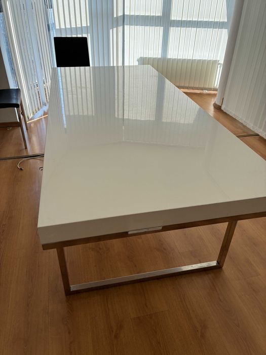 Бяла маса със столове от естествена кожа