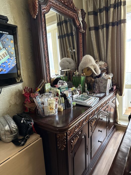 Комод с зеркалом и кровать 180/200