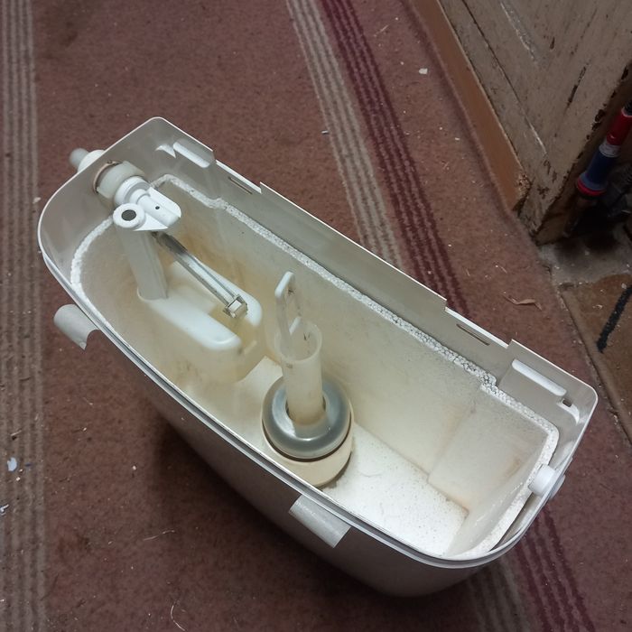 Продавам WC казанче и Още