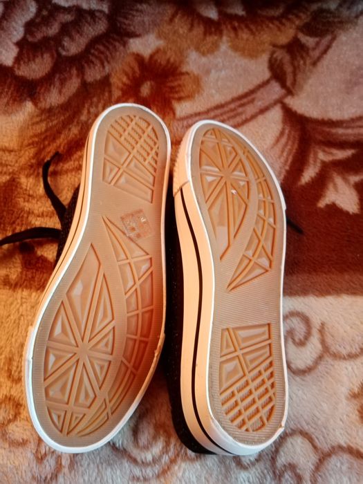 Teneși femei mărimea 38 sunt noi.