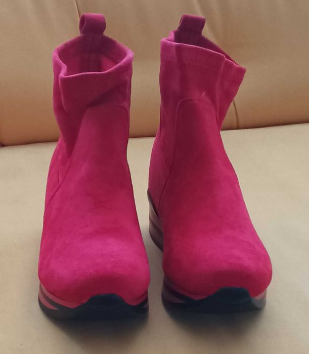 Красиви дамски боти на платформа 38-ми номер. Чисто нови.