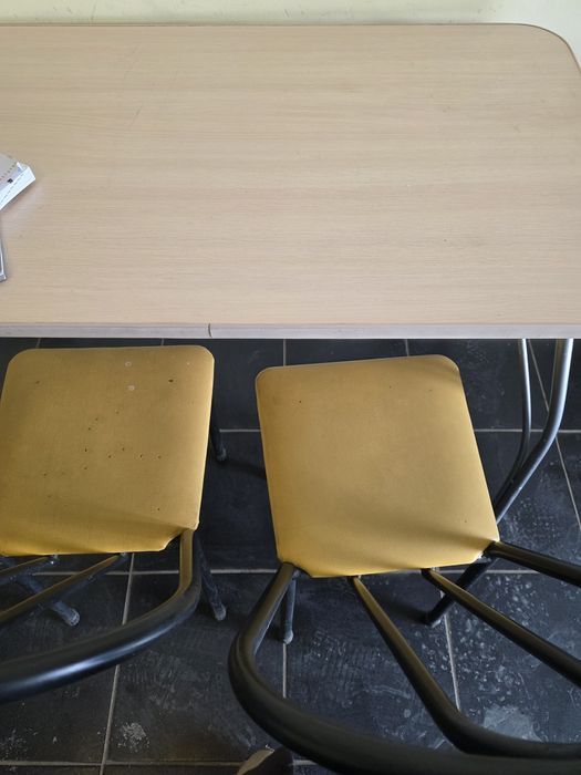 Стол стуля сатылады.