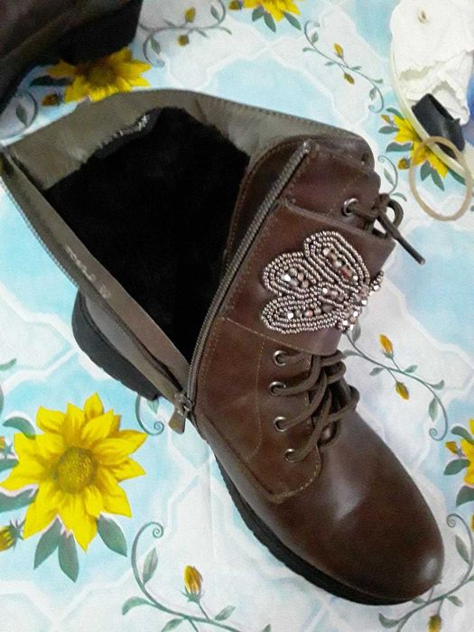 Продам женские ботинки