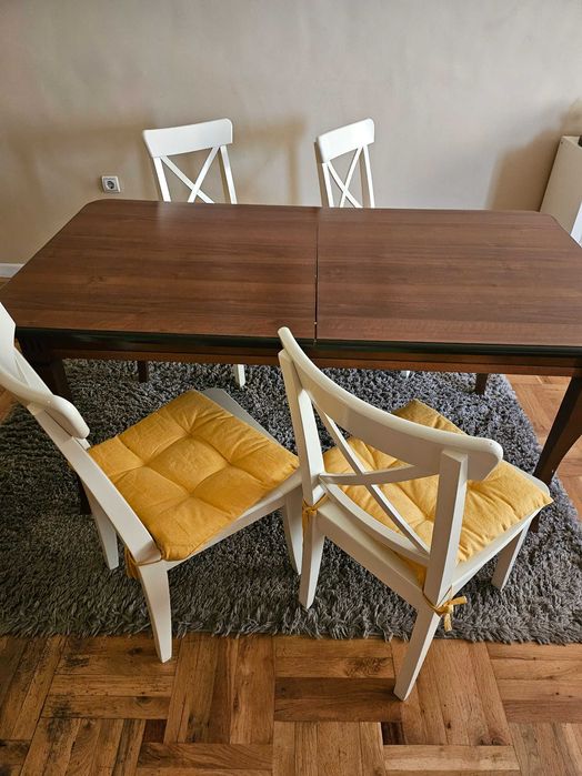 Трапезна маса със столове