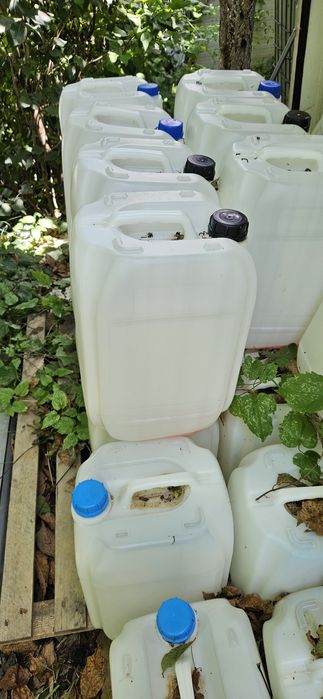 Пласт масовитуби използва ни двайсет литра и по пет литрови