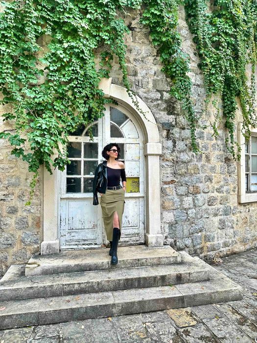 Скидки! Новый Черный Лонгслив в Рубчик с Открытым Плечом Турция