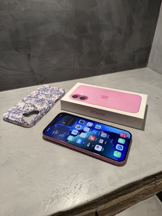 КАТО НОВ Iphone 16 Pink + подарък