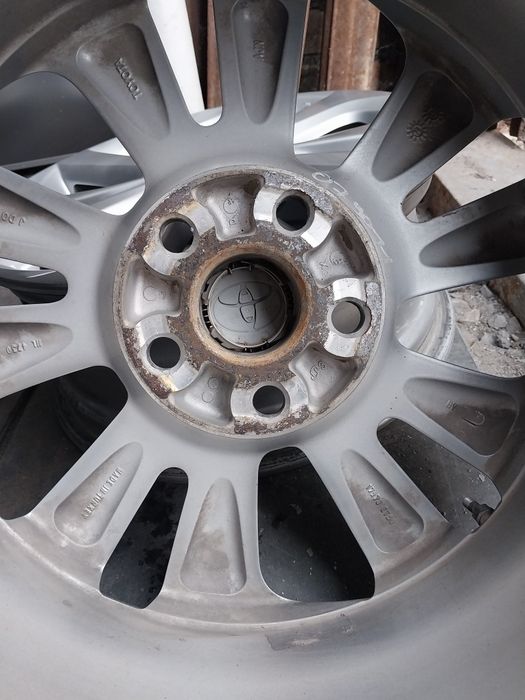 Диски R17 оригинал. На Toyota camri.
