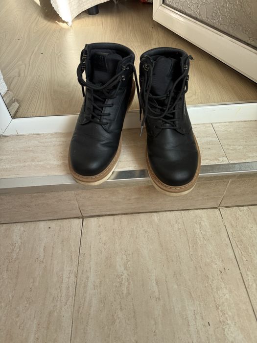 Маратонки в много добро съттояниесъстояние