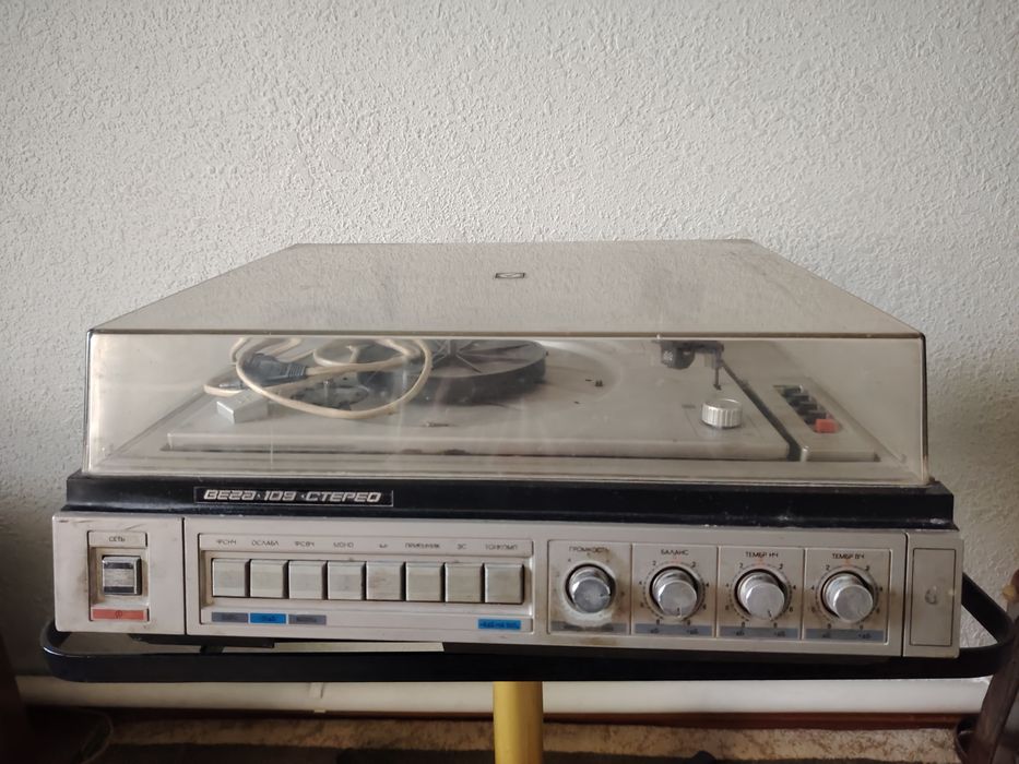 Проигрыватель виниловых пластинок Вега 109 Стерео.