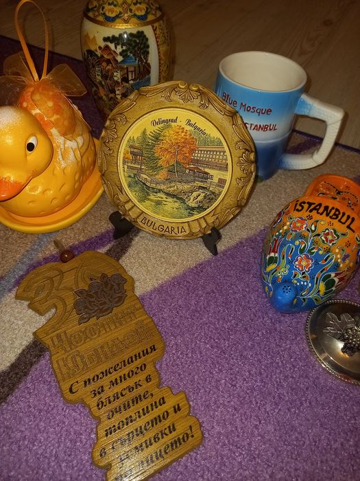 Сувенири.Всяка снимка е по 8 лв.