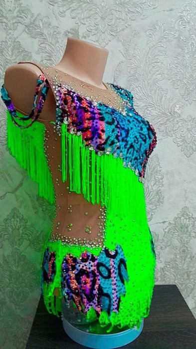 Шью  купальники для художественной гимнастики .