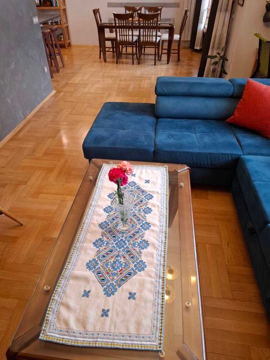 Комплект Трапезна маса и шест стола и холна маса