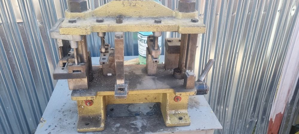 Vând stanță manuală