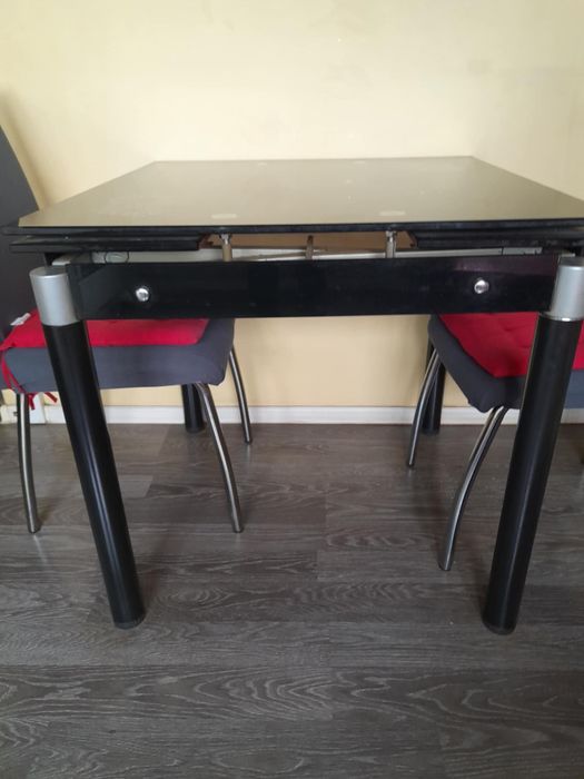 Стъклена трспезна маса