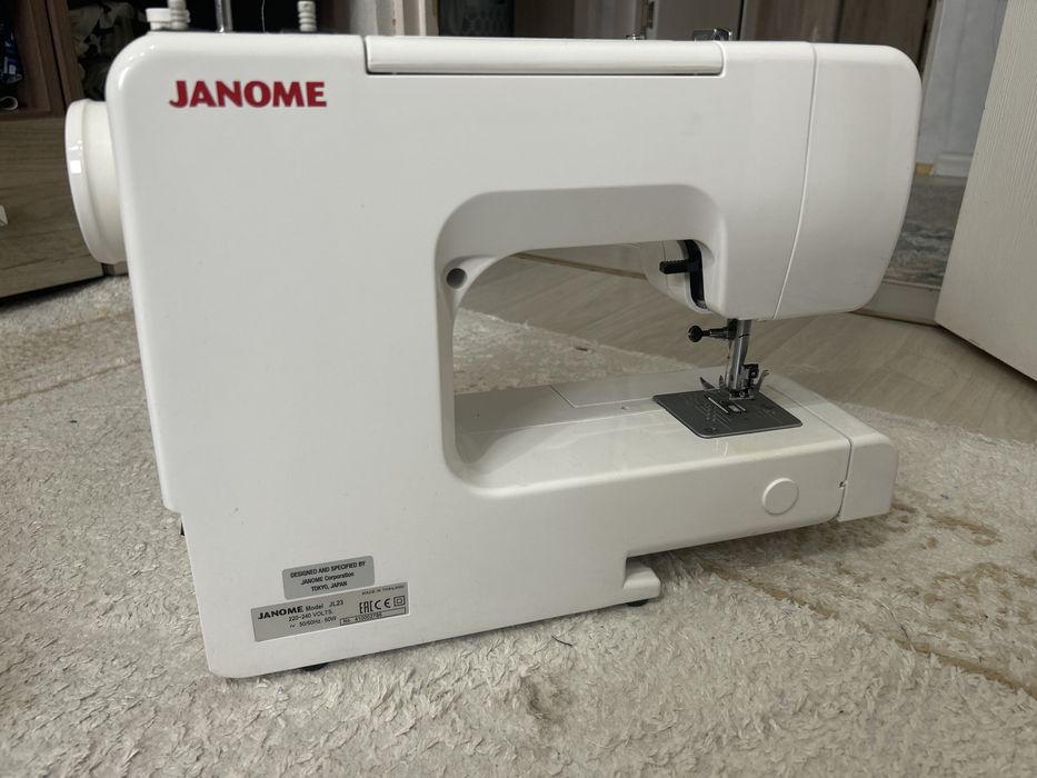 Тігін машинкасы жұмыс істеп тұр Janome JL 23 маркалы