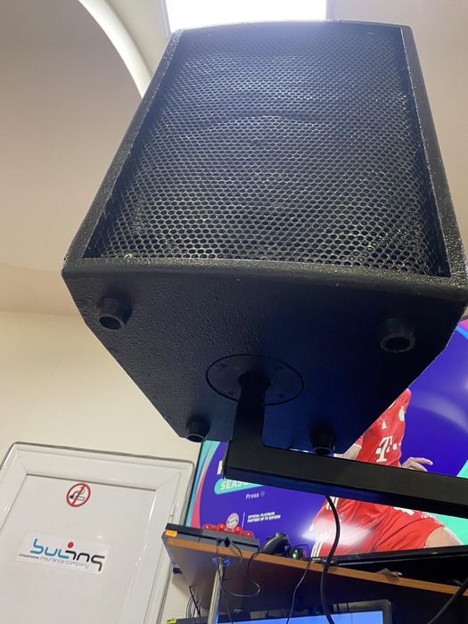 Две тонколони със стойка