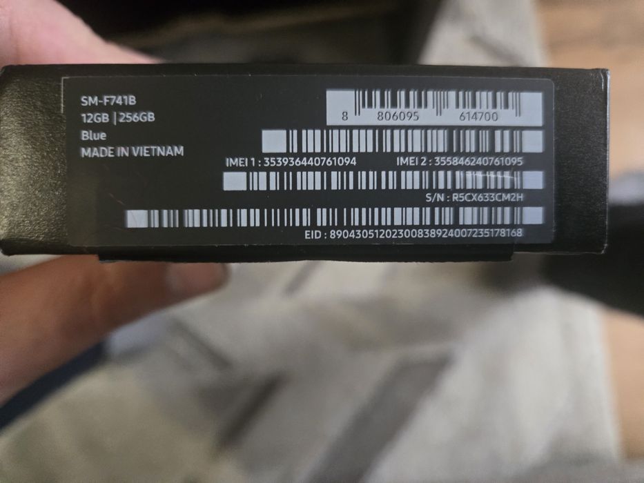 Продавам samsung galaxy flip 6