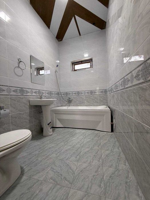 Уч кахрамон. Гулистон. 3 сотик 5 хона. Евро ремонт Ховли сотилади.