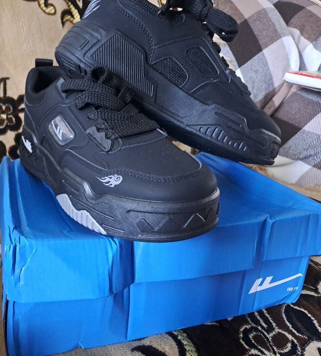 Продам новые кроссовки