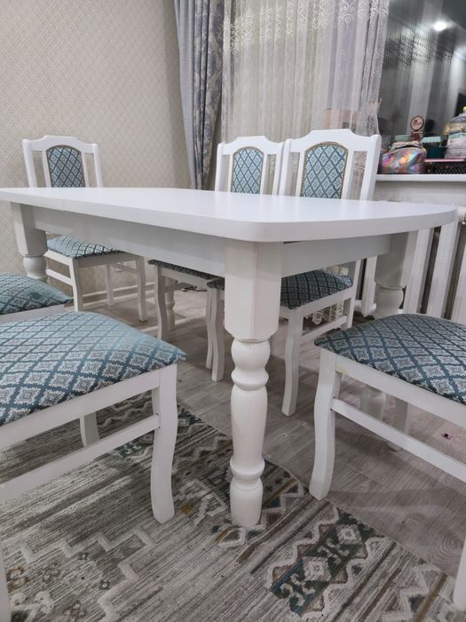 стол и шесть стульев