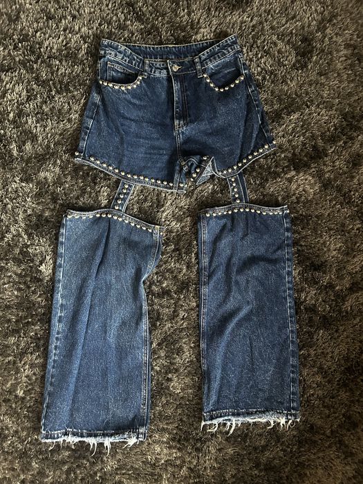 Дънки с капси и ефектен модел