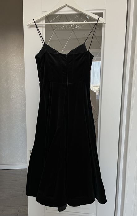 Срочно продам черное платье миди