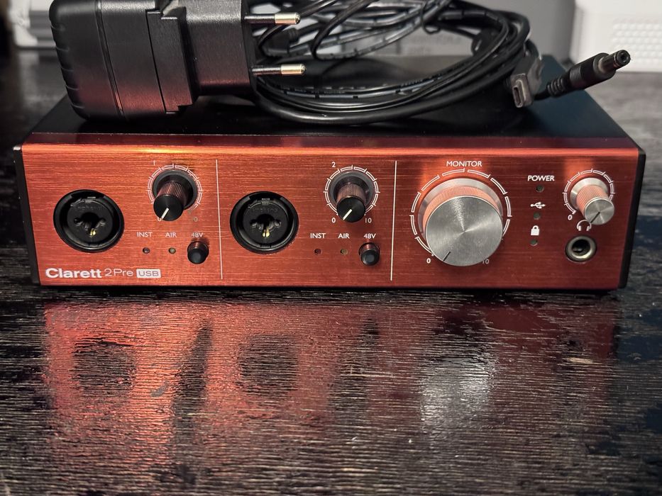 Focusrite Clarett+ 2Pre USB аудио интерфейс с Микрофон, кабел и стойка