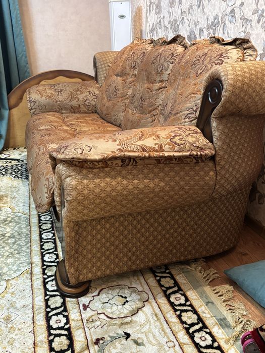 Продам диван с двумя креслами