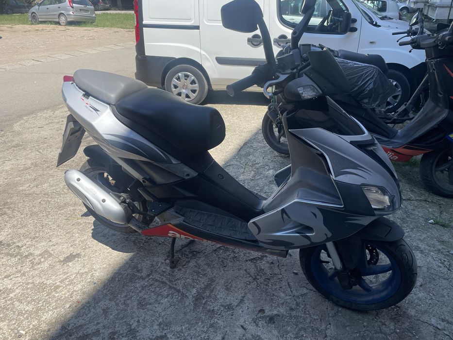 Продавам Априлия на части 50.кубика.