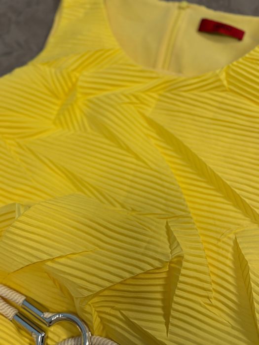 Лятна релефна жълта рокля