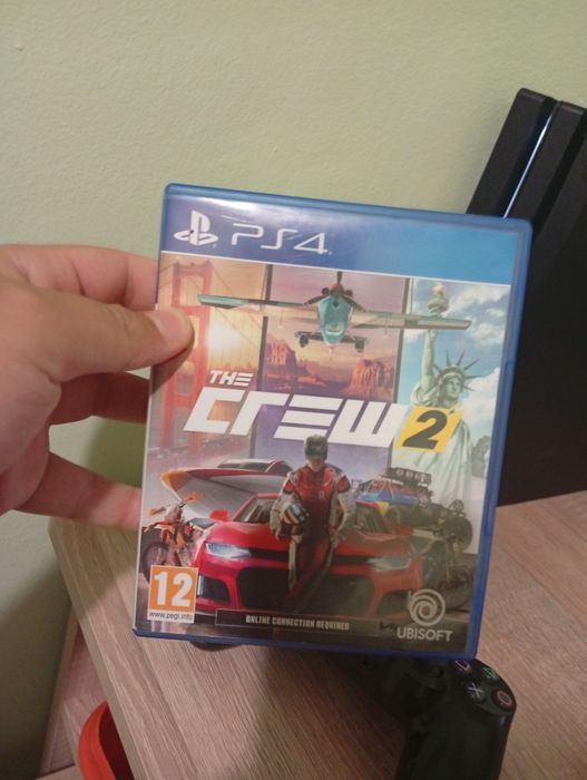 Продавам PS4 pro с два контролера и  5 игри