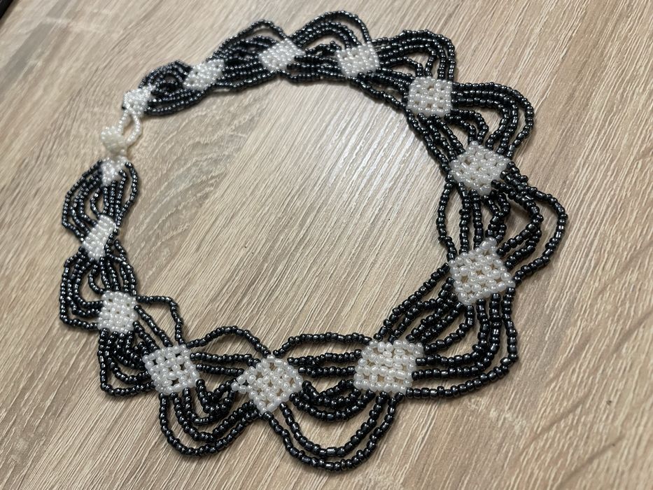 Colier gri cu albbla baza gatului