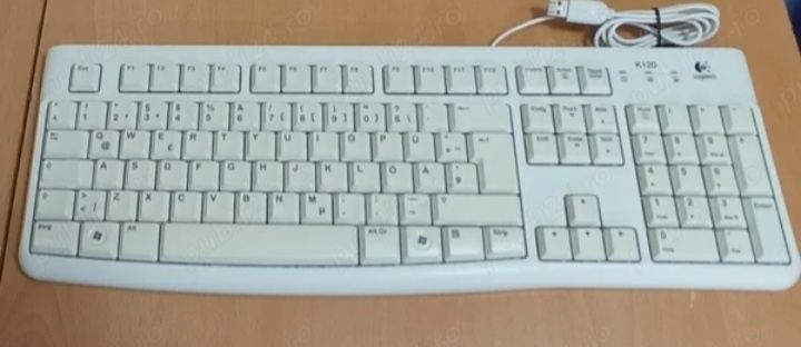 Tastatura Samsung și  Tastatura Logitech alba cu layout in germană