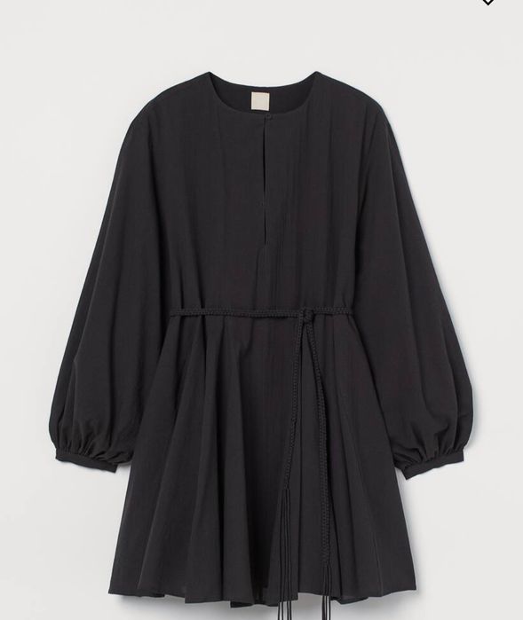 Черна рокля H&M.